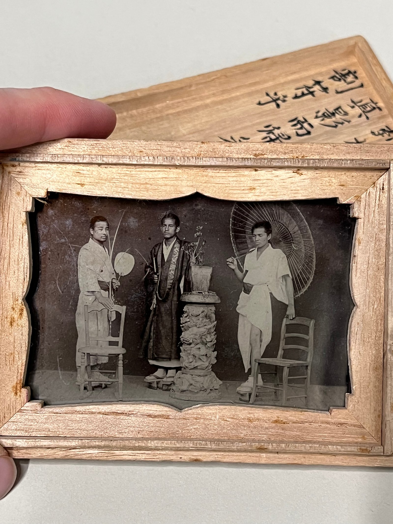 Ambrotype Japonais Meiji (c. 1875) – Portrait d'Étudiants avec Boîte Calligraphiée vue 3
