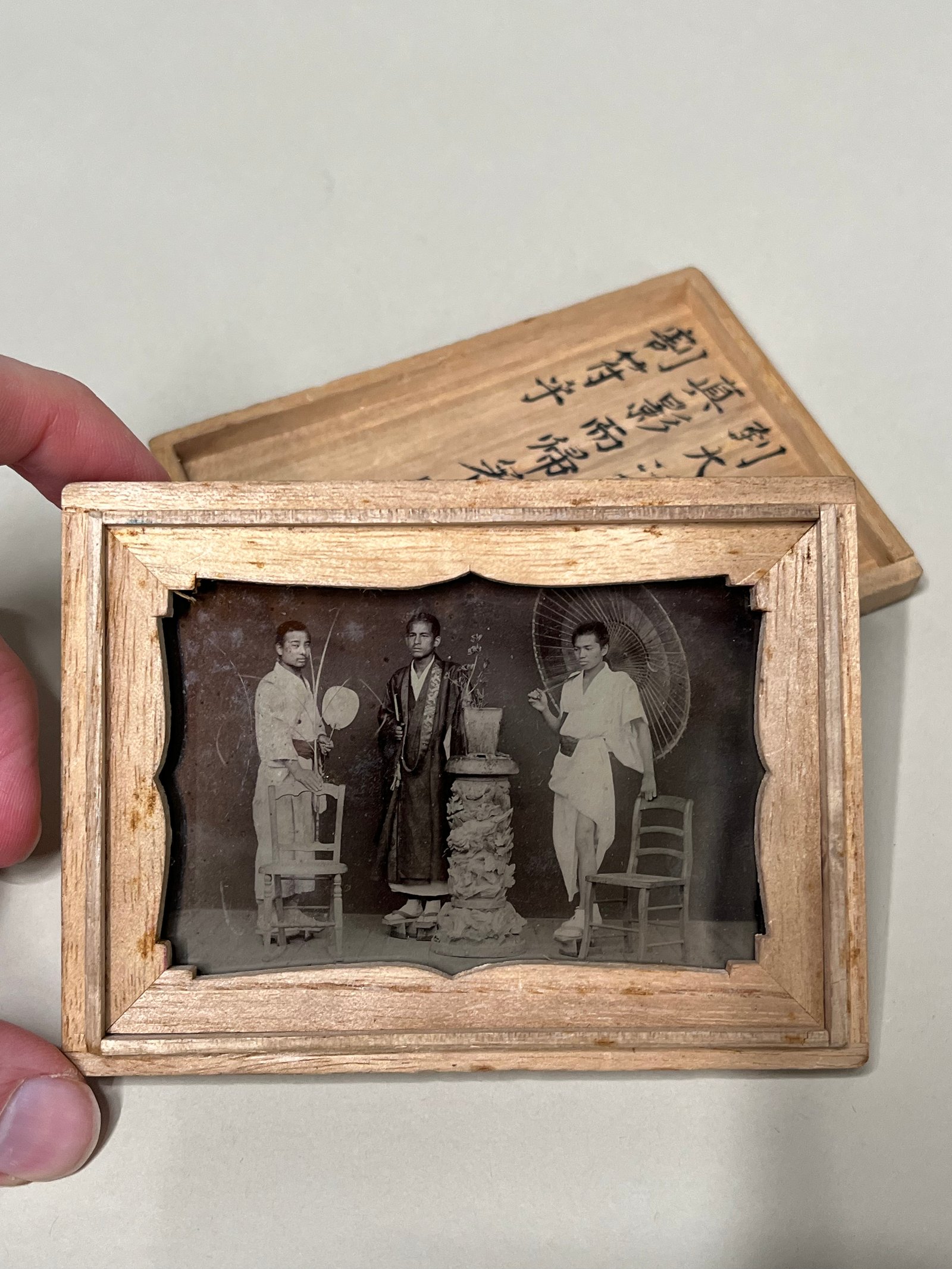 Ambrotype Japonais Meiji (c. 1875) – Portrait d'Étudiants avec Boîte Calligraphiée vue 4