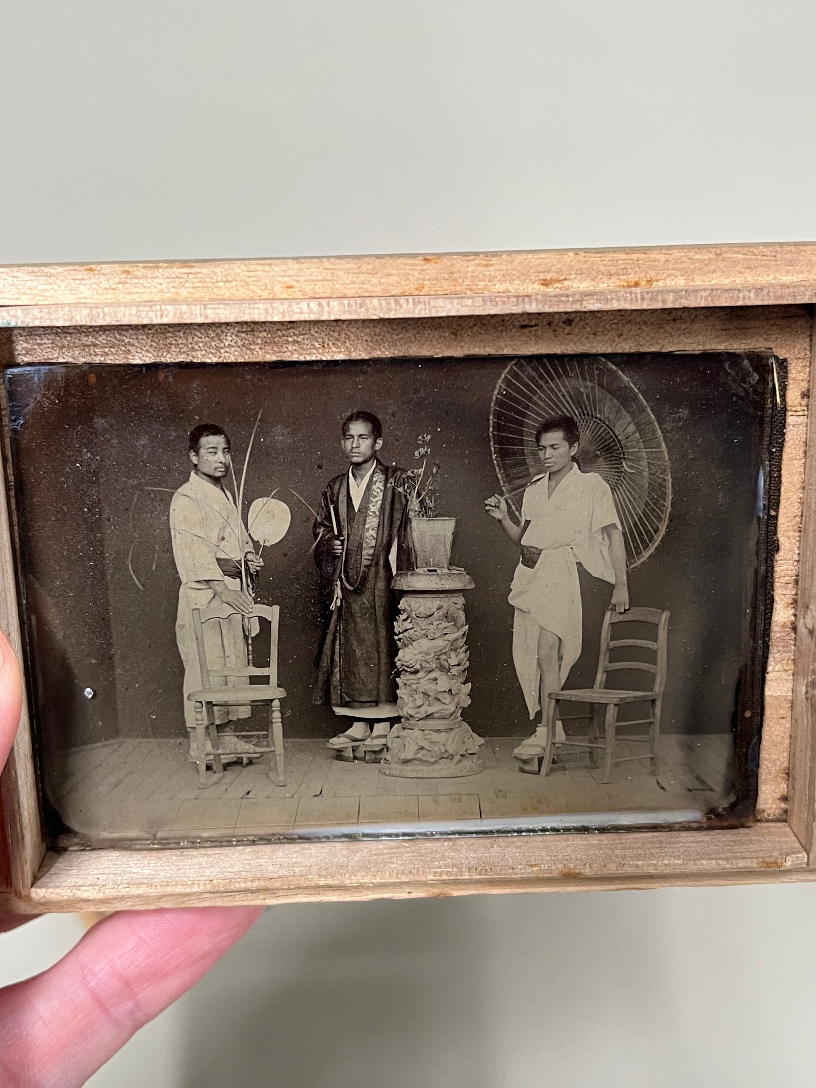 Ambrotype Japonais Meiji (c. 1875) – Portrait d'Étudiants avec Boîte Calligraphiée vue 5