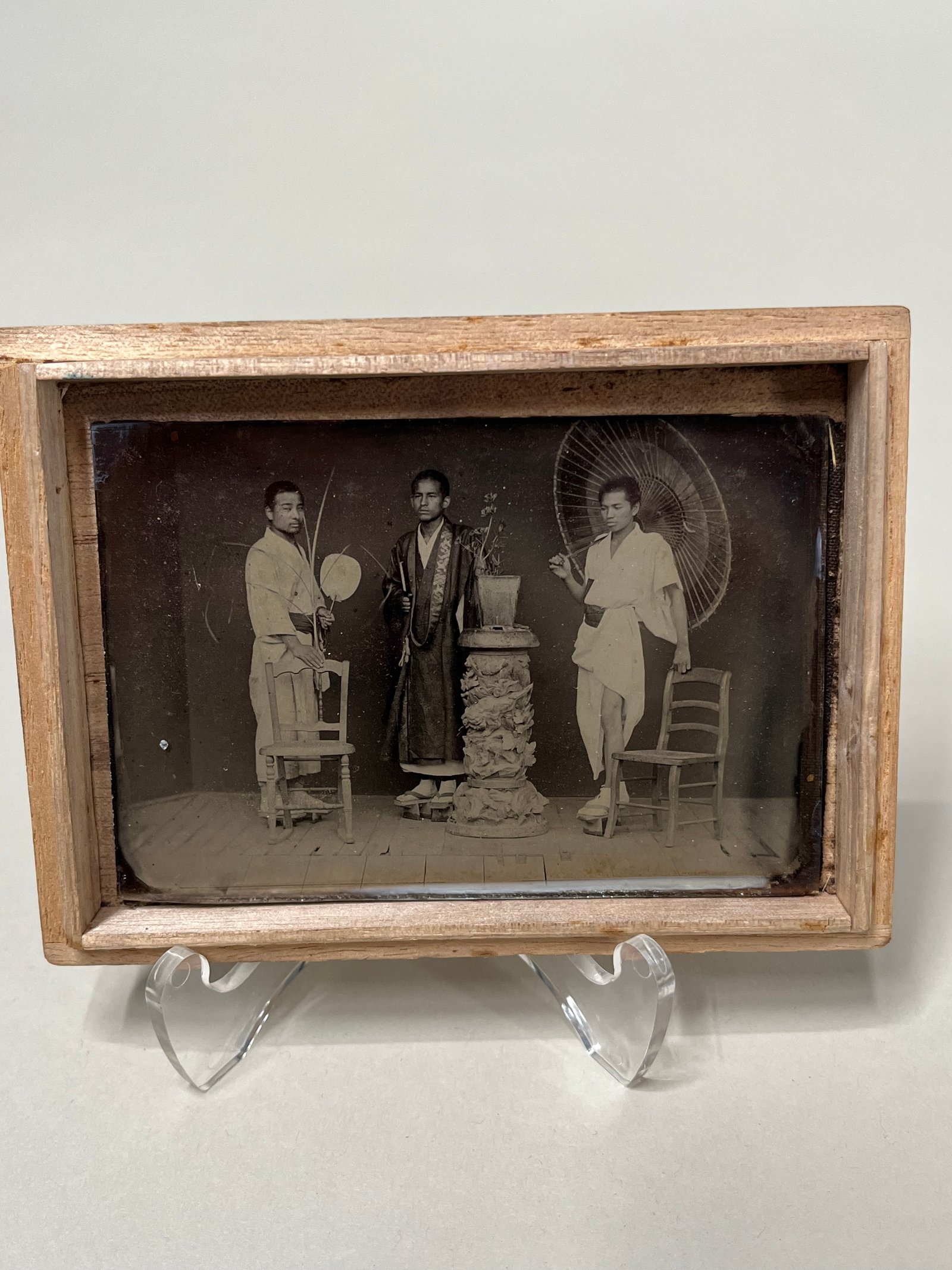 Ambrotype Japonais Meiji (c. 1875) – Portrait d'Étudiants avec Boîte Calligraphiée vue 7